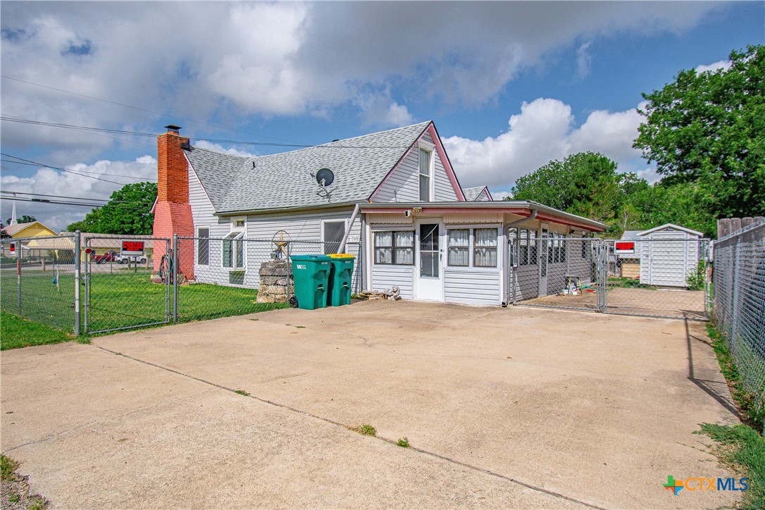 300 W Avenue J