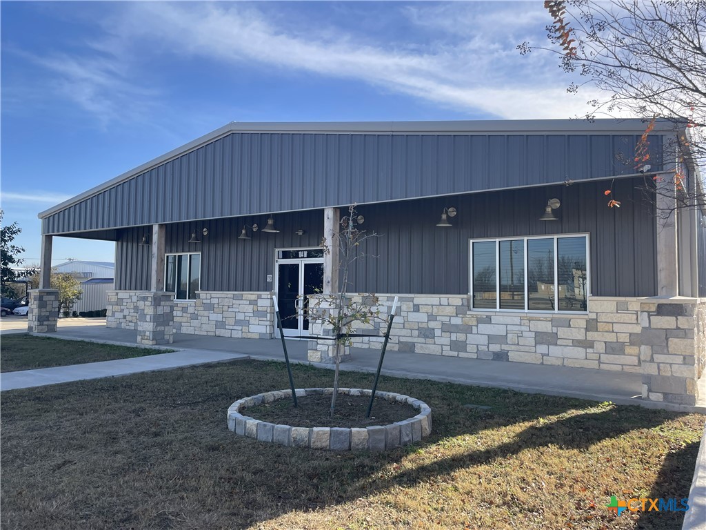 104 W Veterans Memorial Boulevard