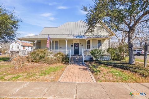 501 W Grand Avenue Yoakum TX 77995