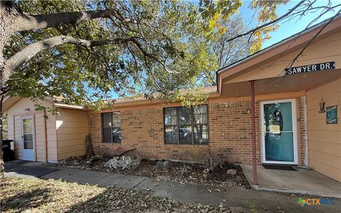 Photo of 910 E Avenue I, Lampasas, TX 76550 (MLS # 597589)
