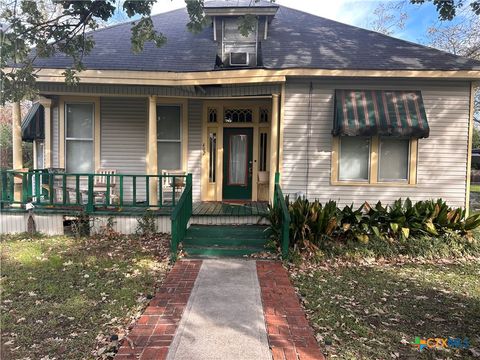 Photo of 402 E Ireland St, Seguin, TX 78155 (MLS # 598332)