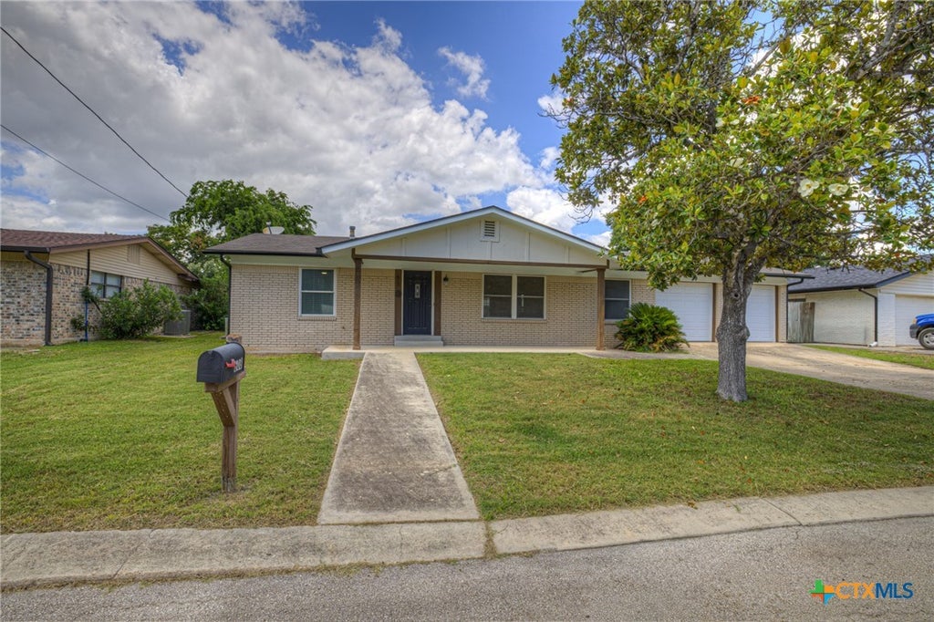 Photo of 608 Creek Drive, New Braunfels, TX 78130 (MLS # 617114)