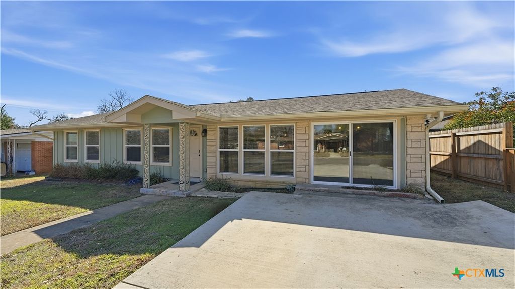 Photo of 1409 Highland Drive, San Marcos, TX 78666 (MLS # 603402)