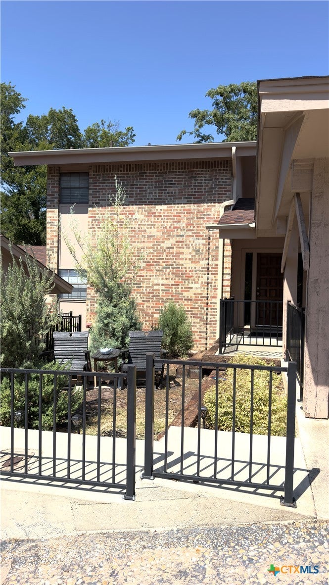 4000 Hickory Road 6,9,10