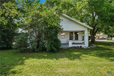 Photo of 1006 N Fannin Avenue, Cameron, TX 76520 (MLS # 611702)