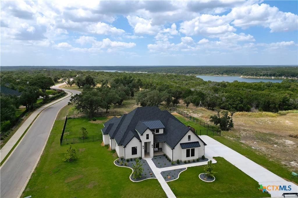 Photo of 101 Lakeview Court, Belton, TX 76513 (MLS # 622474)