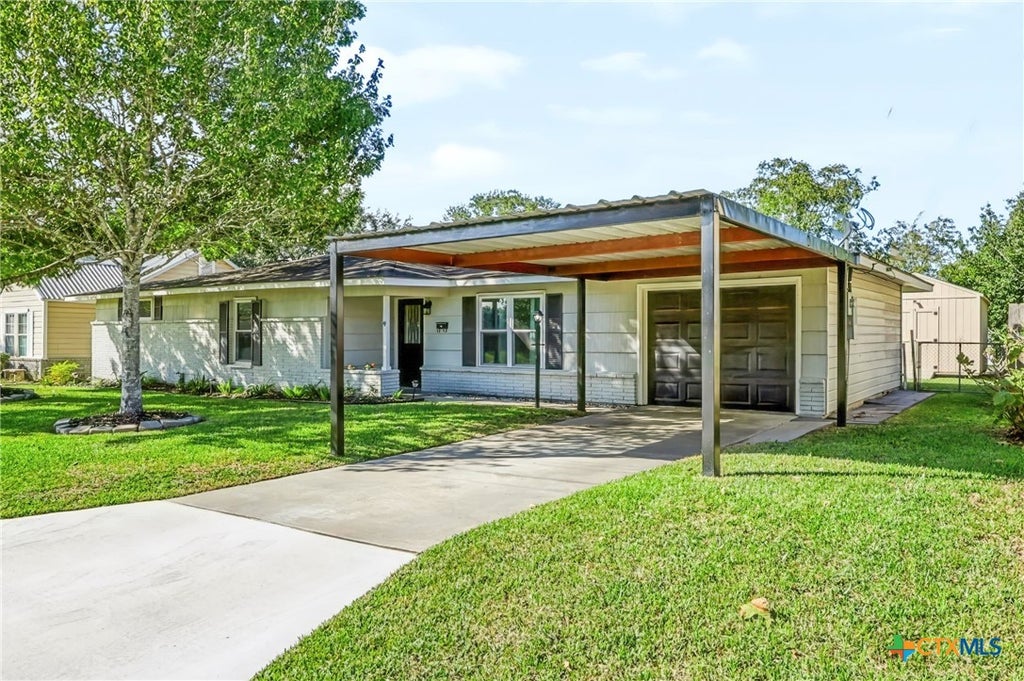 Photo of 603 N Ridge Street, Hallettsville, TX 77964 (MLS # 628389)
