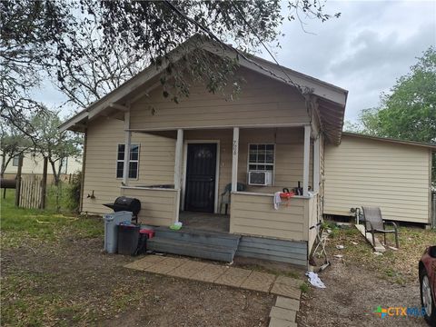 Photo of 706 Mathew St, Yoakum, TX 77995 (MLS # 612408)