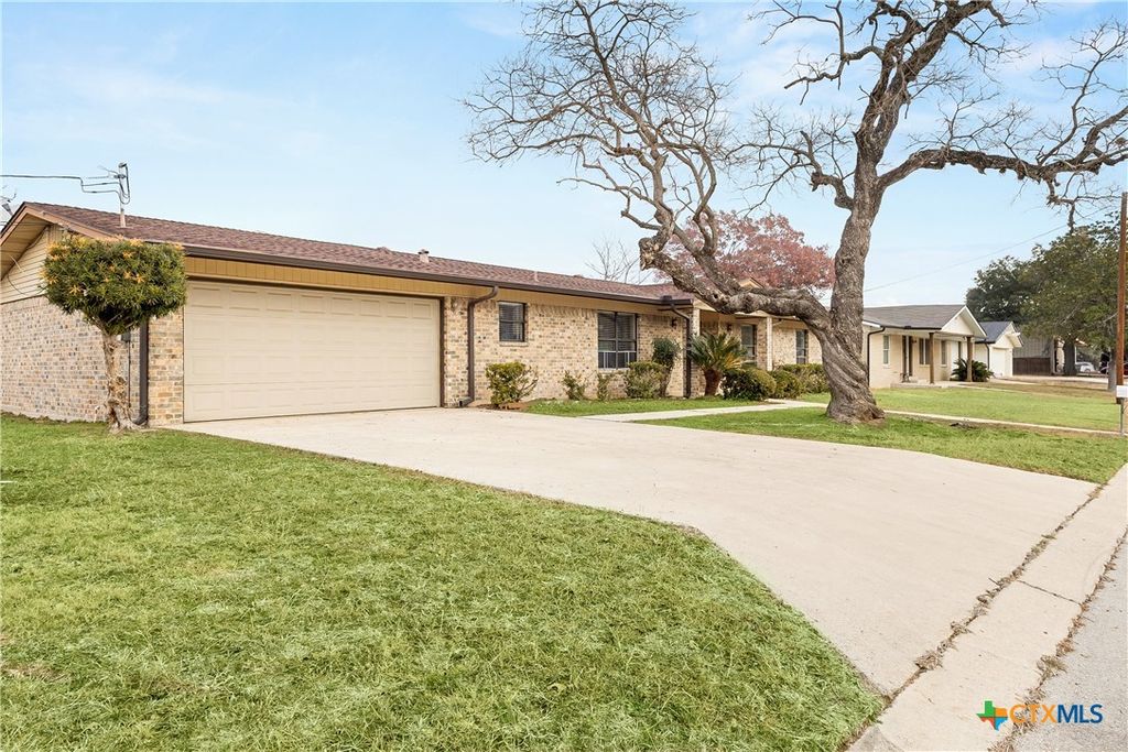 Photo of 610 Creek Drive, New Braunfels, TX 78130 (MLS # 603521)