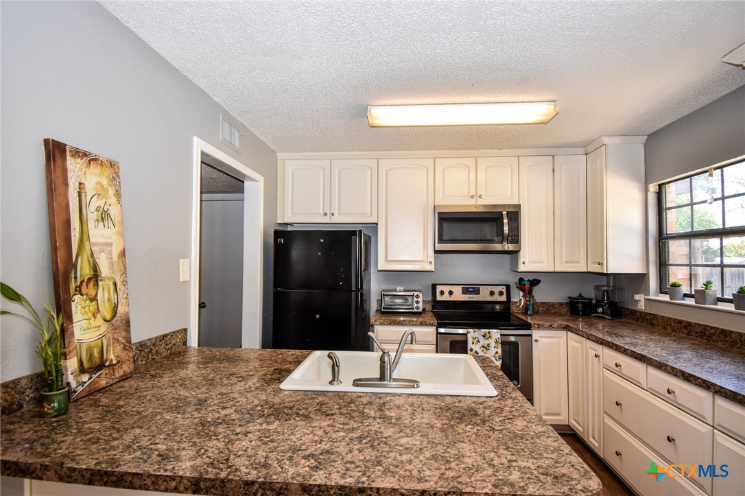 2202 Stagecoach Trail