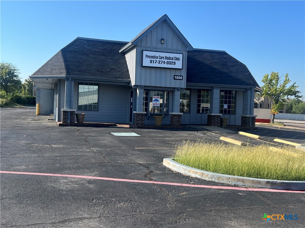 Photo 1 of 16 — 1800 W Pioneer Parkway, Arlington, TX 76001