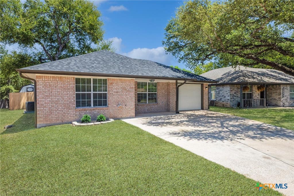 Photo of 1107 E Avenue M, Belton, TX 76513 (MLS # 623283)