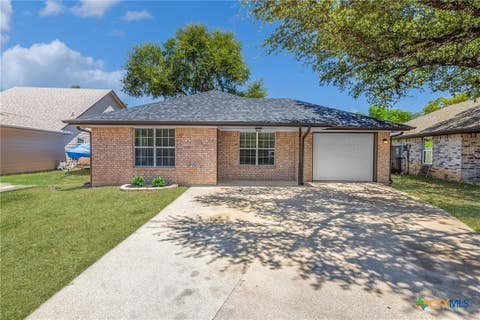 Photo of 1107 E Avenue M, Belton, TX 76513 (MLS # 623283)