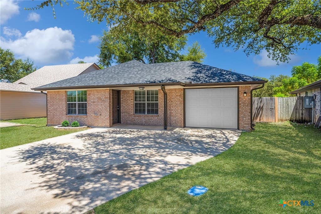 Photo of 1107 E Avenue M, Belton, TX 76513 (MLS # 623283)