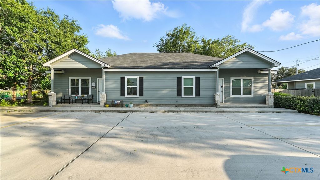 Photo of 911 E Seideman Street, Seguin, TX 78155 (MLS # 585547)
