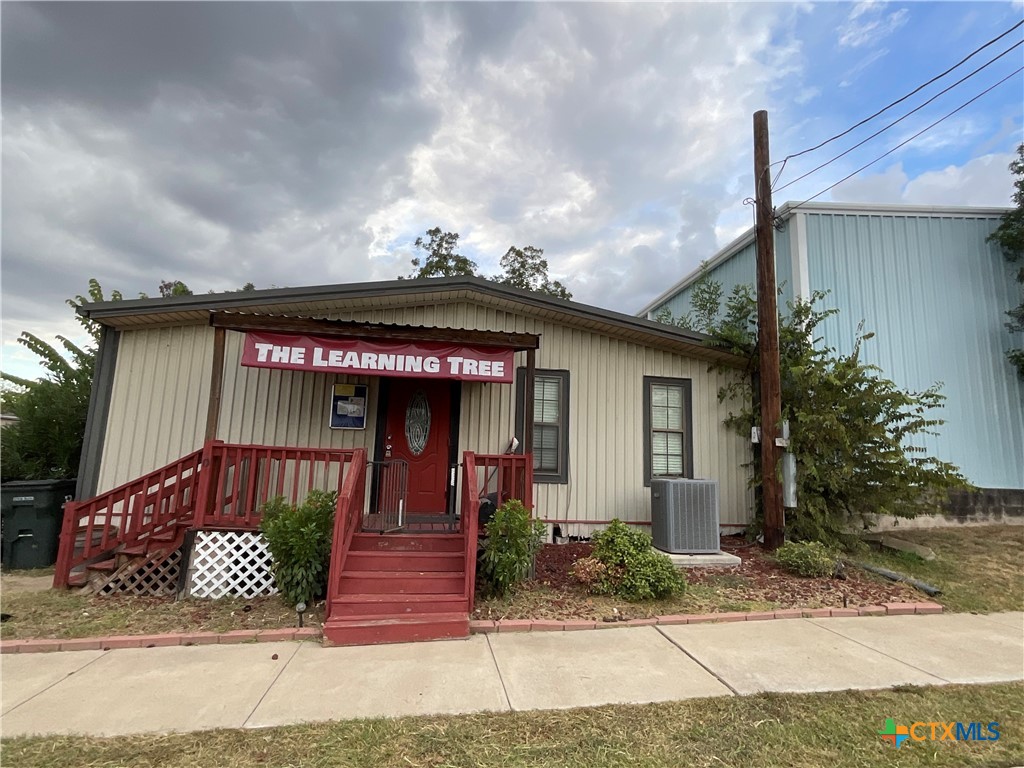 Photo 1 of 24 — 305 E 2nd Street, Hallettsville, TX 77964