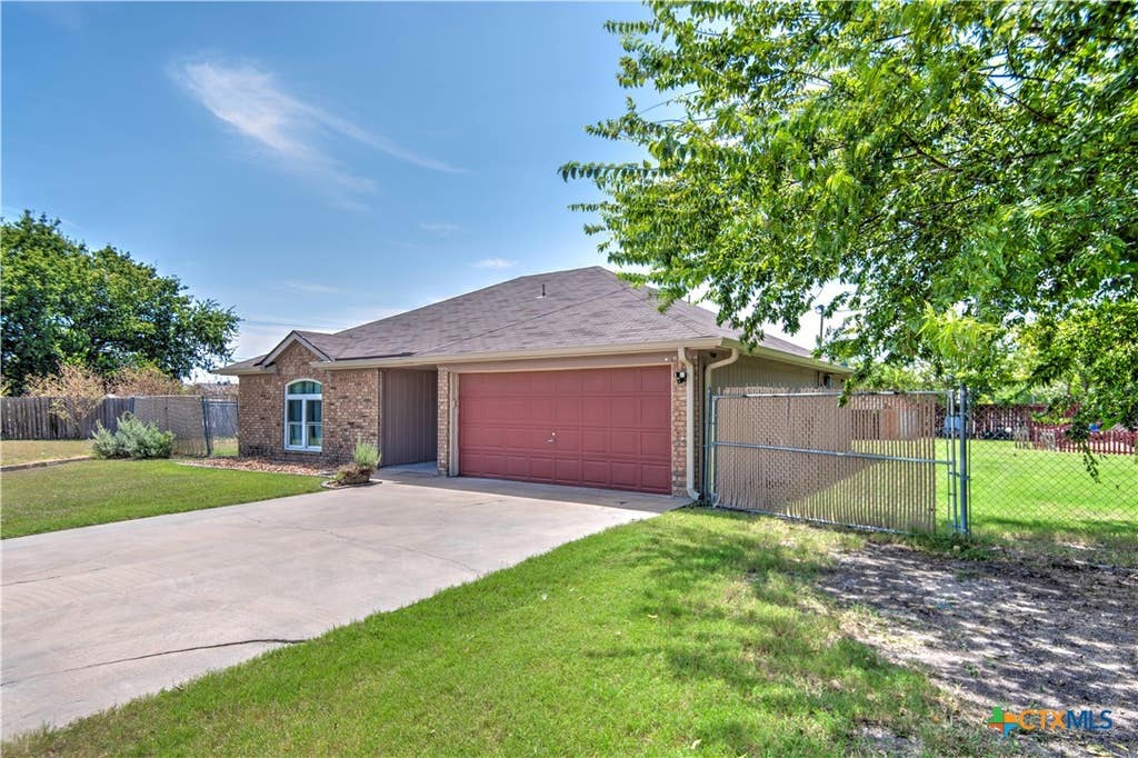 Photo of 2704 Poage Circle, Killeen, TX 76543 (MLS # 622811)