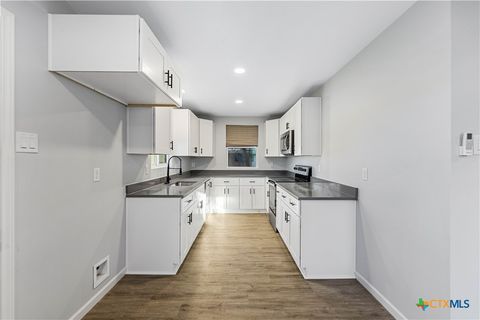 Photo of 263 S Grape Avenue, New Braunfels, TX 78130 (MLS # 609086)