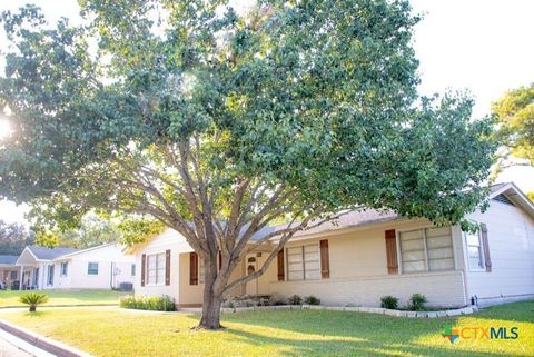 A home in Hallettsville