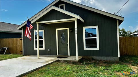 Photo of 808 E 6th Street, Nixon, TX 78140 (MLS # 617586)