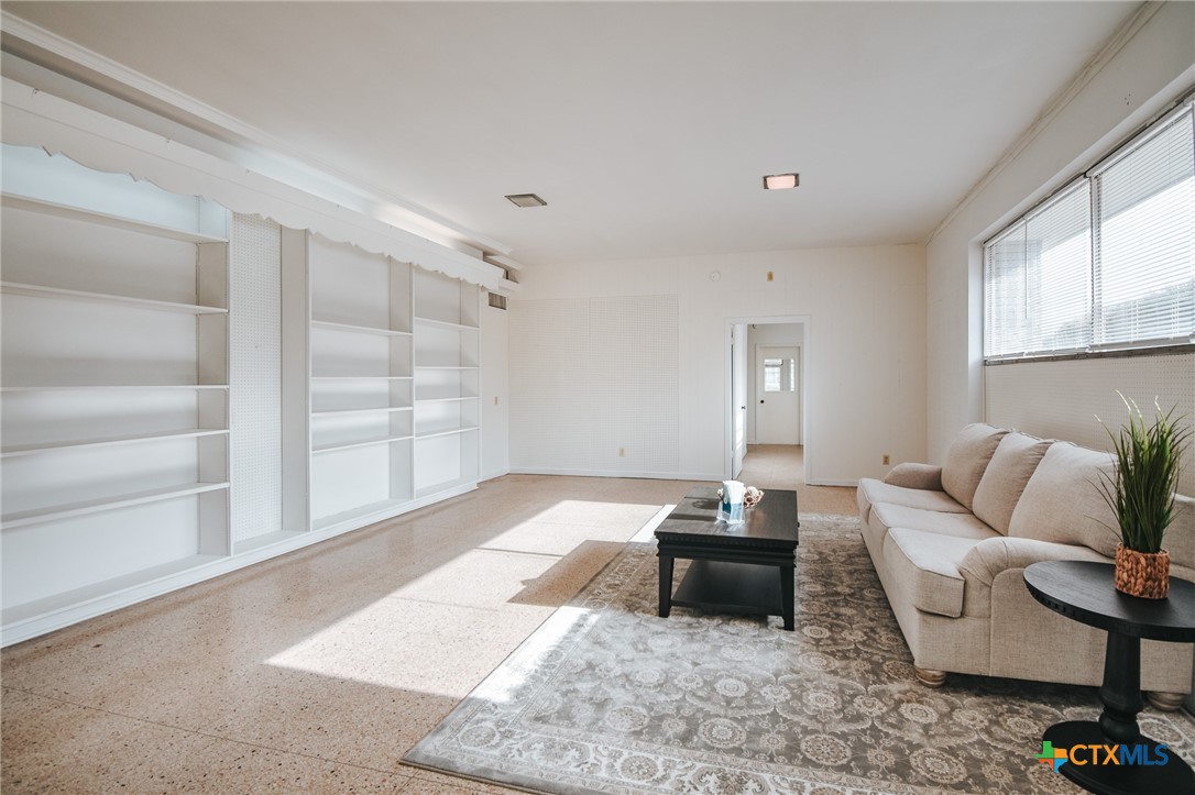 305 N Laurent Street