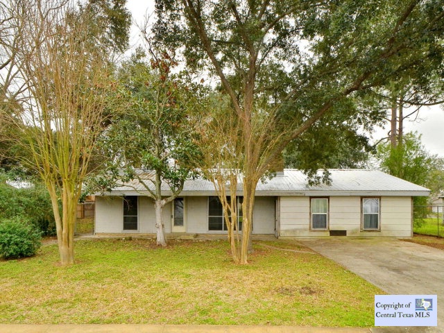 Photo 1 of 25 — 119 W Crockett Street, Luling, TX 78648