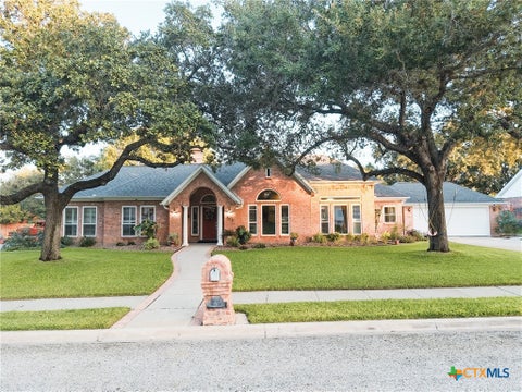 Photo of 303 Woodlands Lane, Victoria, TX 77904 (MLS # 624133)