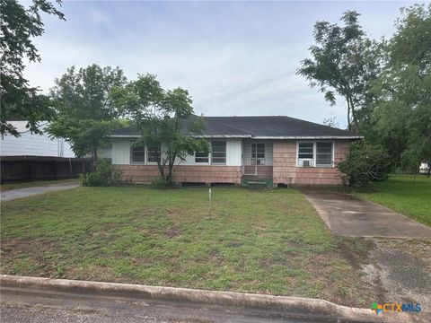 Photo of 903 E Mistletoe Avenue, Victoria, TX 77901 (MLS # 614356)