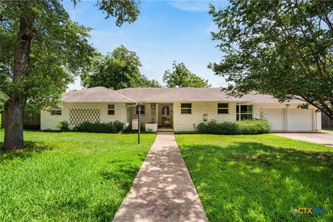 Photo of 405 Downing Street, Belton, TX 76513 (MLS # 619187)