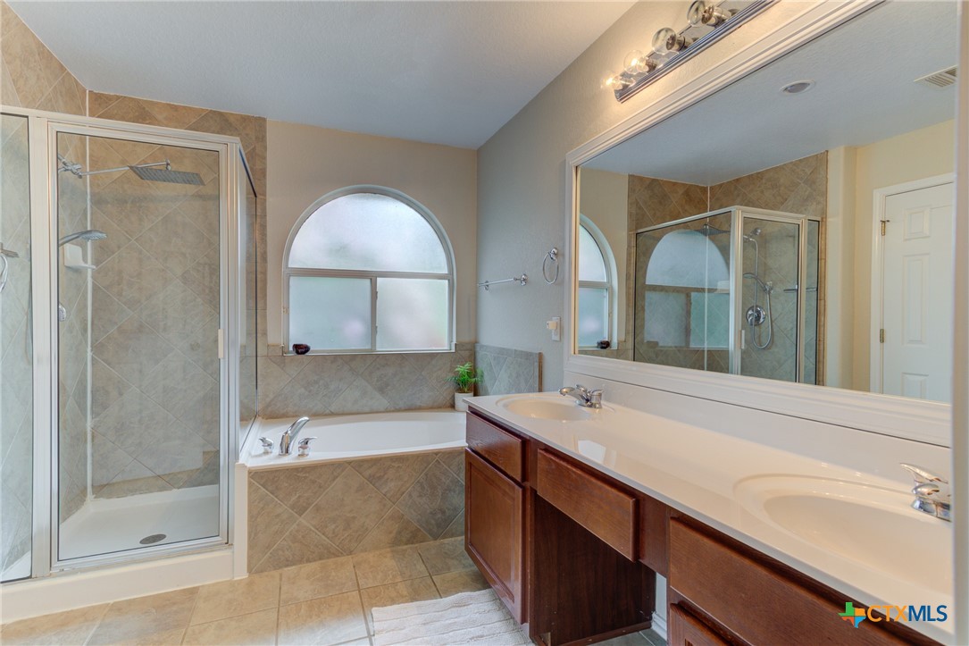 New Braunfels, Texas 78132, United States, 5 Bedrooms Bedrooms, ,4 BathroomsBathrooms,Residential,Pending,54624