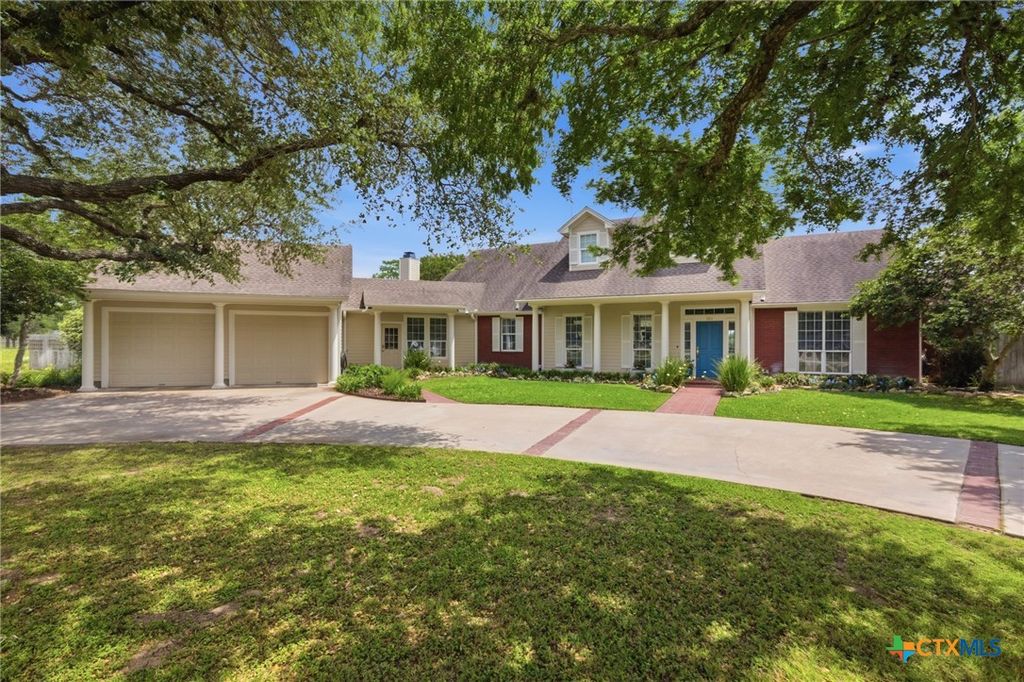 Photo of 153 Shannon Valley Drive, Victoria, TX 77904 (MLS # 611046)
