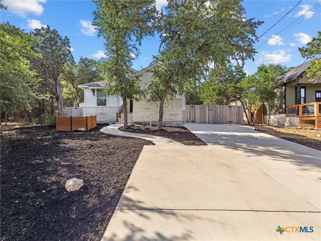 Photo of 1463 Bonnyview Drive, Canyon Lake, TX 78133 (MLS # 615737)
