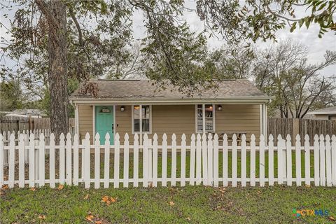 Photo of 304 S Main Street, Elgin, TX 78621 (MLS # 599413)