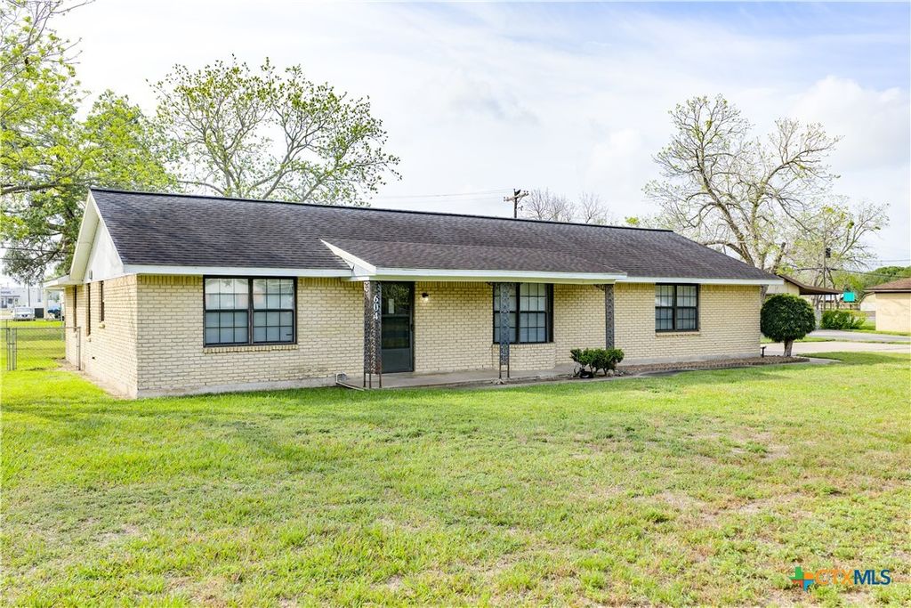 Photo of 604 Cannon Road, Victoria, TX 77904 (MLS # 611202)