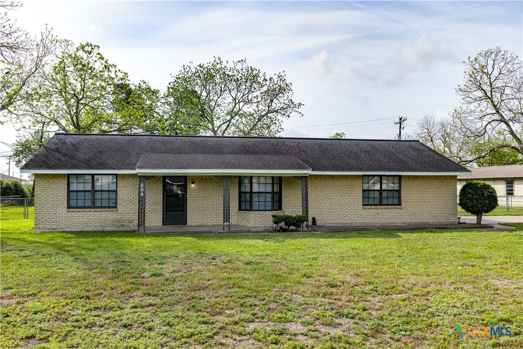 Photo of 604 Cannon Road, Victoria, TX 77904 (MLS # 611202)