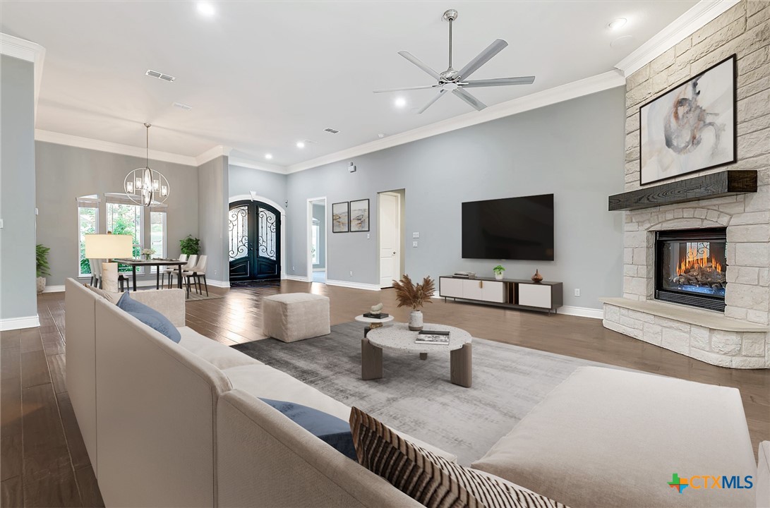 1729 Las Lomas Court