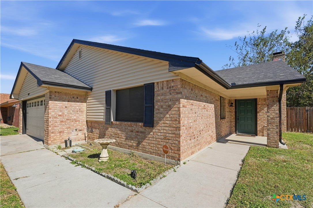 2412 Lago Trail