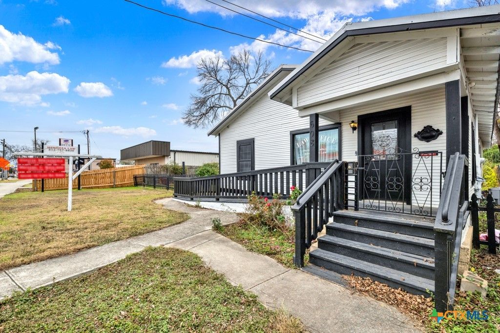 Photo of 608 S Guadalupe Street, San Marcos, TX 78666 (MLS # 584982)