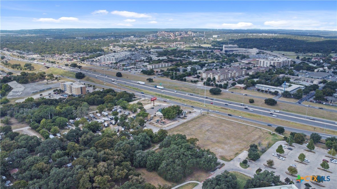 1322 N Interstate 35