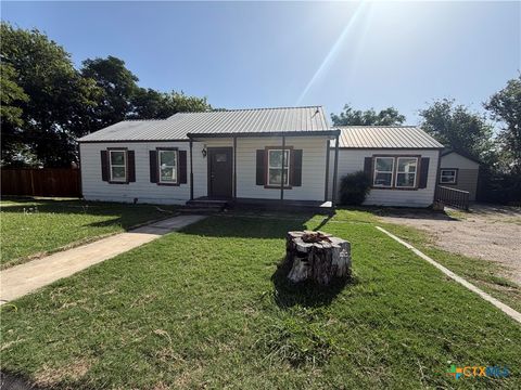 Photo of 103 S Walnut Street, Lampasas, TX 76550 (MLS # 620193)