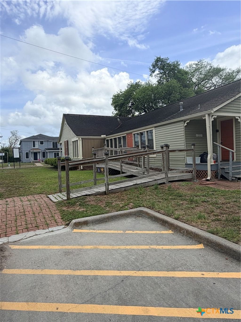 Photo of 607 N Bridge, Victoria, TX 77901 (MLS # 610705)