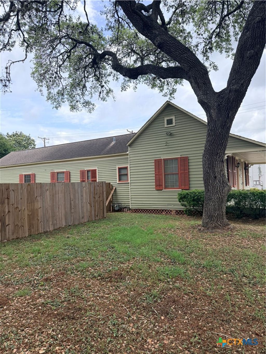 Photo of 607 N Bridge, Victoria, TX 77901 (MLS # 610705)