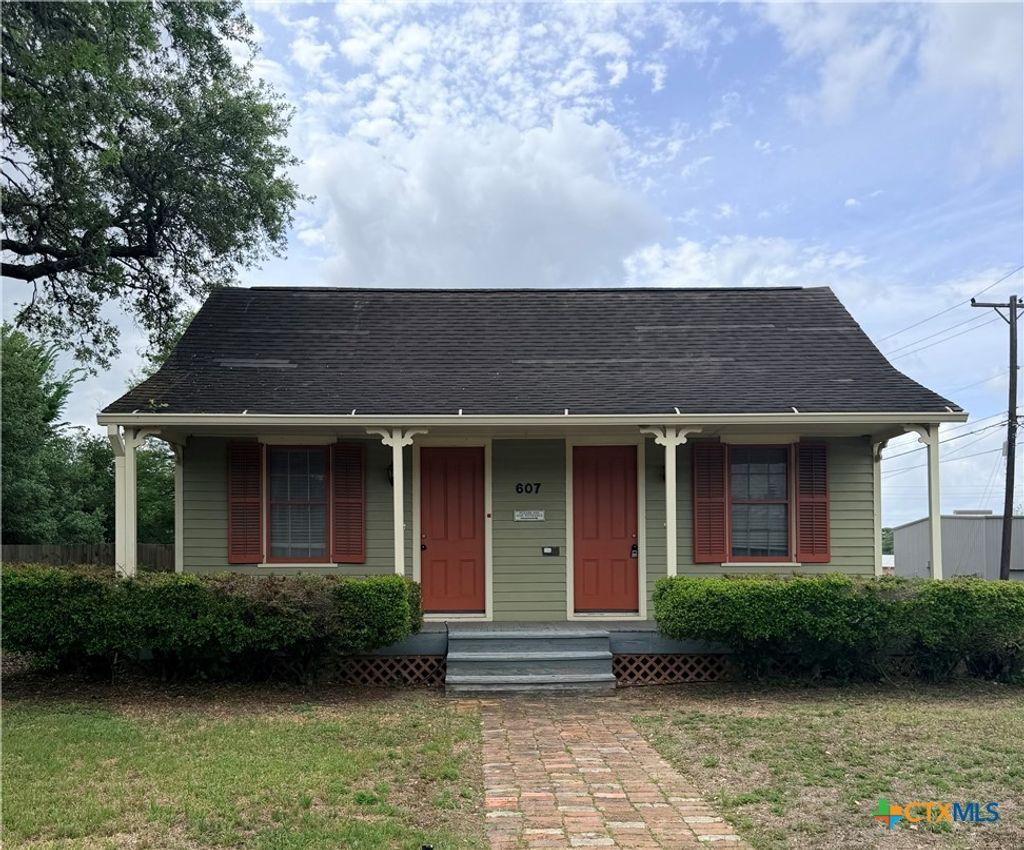 Photo of 607 N Bridge, Victoria, TX 77901 (MLS # 610705)