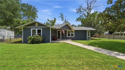 Photo of 733 E Krezdorn Street, Seguin, TX 78155 (MLS # 618589)