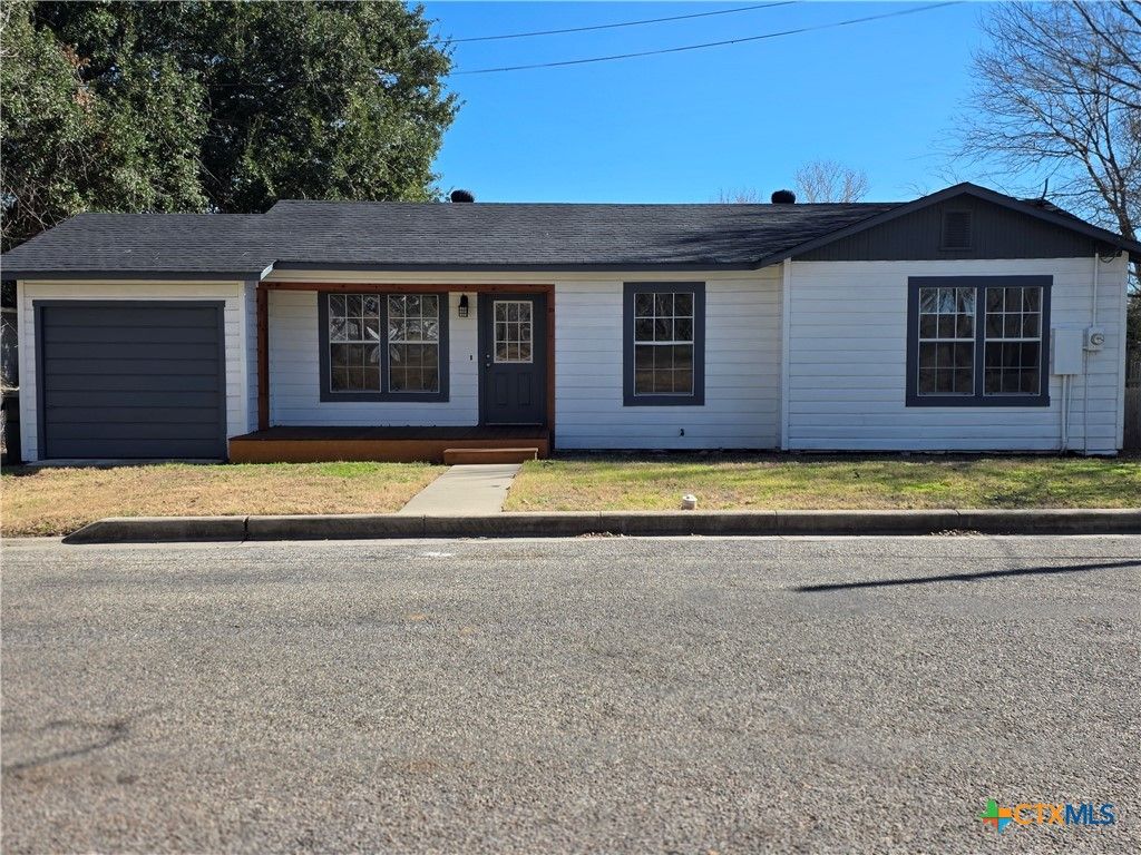 Photo of 116 E 14th Street, Shiner, TX 77984 (MLS # 610736)