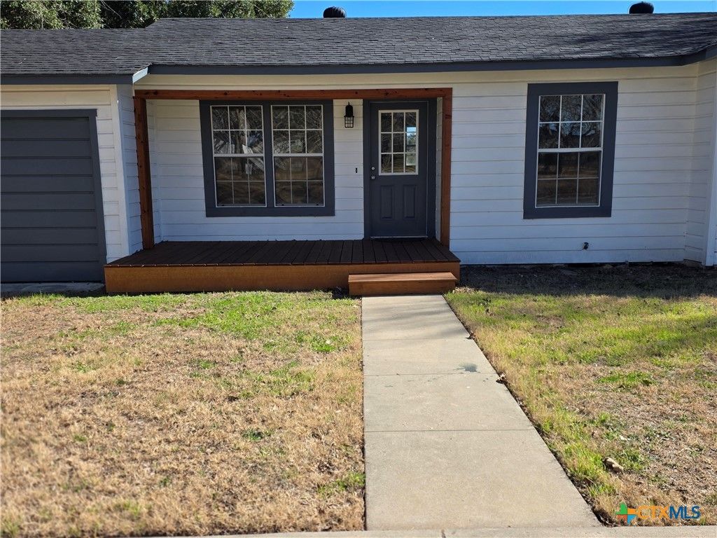 Photo of 116 E 14th Street, Shiner, TX 77984 (MLS # 610736)