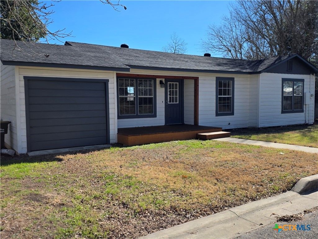 Photo of 116 E 14th Street, Shiner, TX 77984 (MLS # 610736)