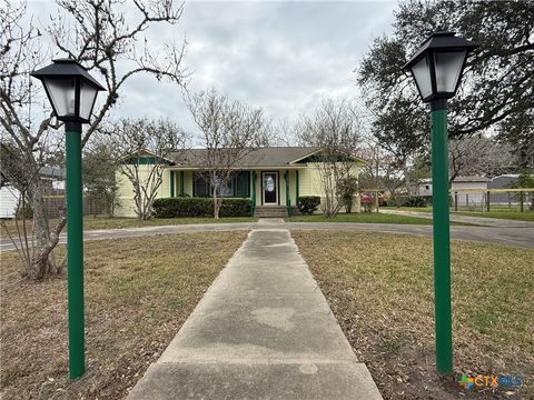 1019 E Gonzales Street Yoakum TX 77995