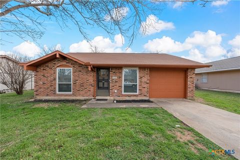 Photo of 1009 E Avenue O, Belton, TX 76513 (MLS # 606230)