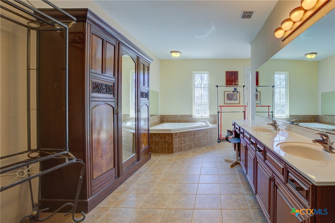 Canyon Lake, Texas 78133, United States, 5 Bedrooms Bedrooms, ,4 BathroomsBathrooms,Residential,Active,87161